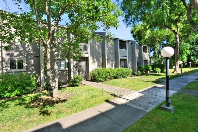 property at 9 Derow Ct