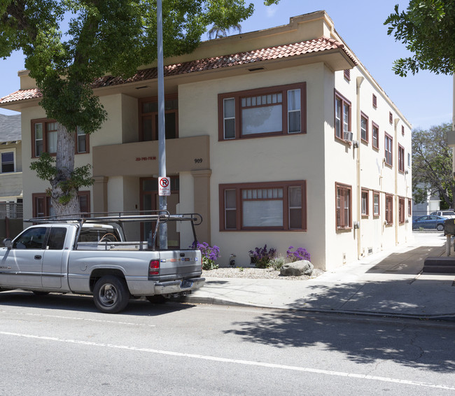 909 W 30th St in Los Angeles, CA - Building Photo - Building Photo