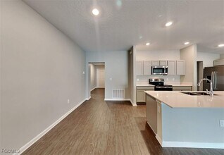 1903 Academy Blvd in Cape Coral, FL - Foto de edificio - Building Photo