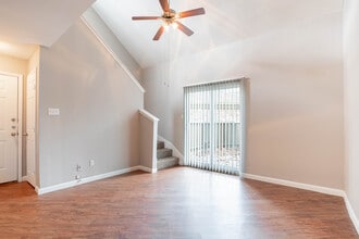 Lake Houston Pines in Houston, TX - Building Photo - Interior Photo