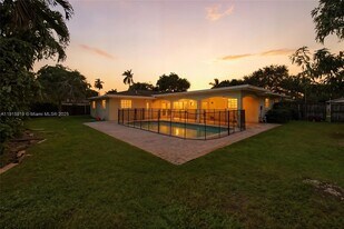 7240 NW 7th St in Plantation, FL - Building Photo