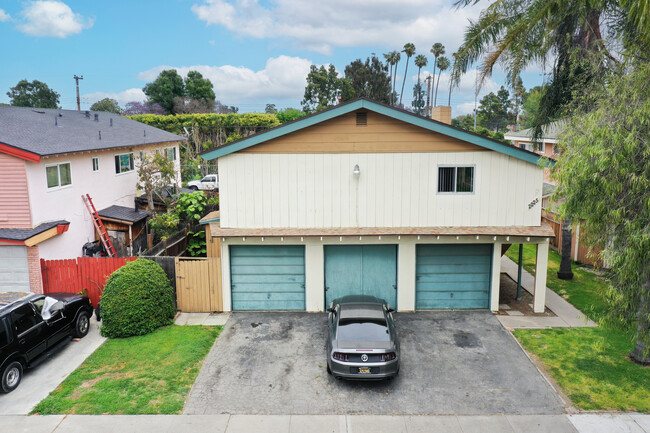 2225 S Center St in Santa Ana, CA - Building Photo - Building Photo