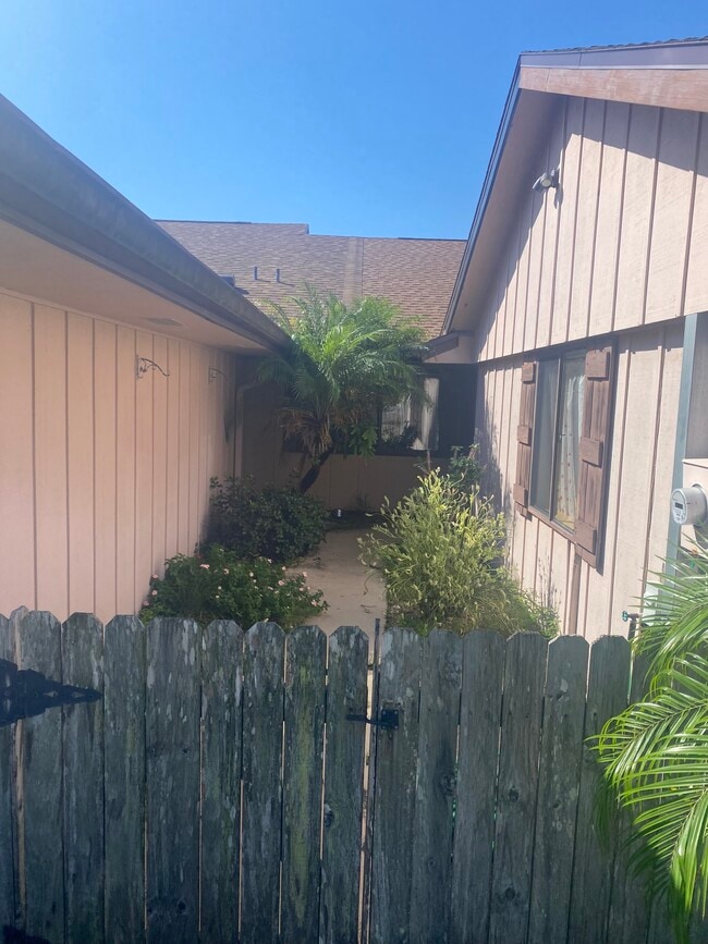 20 Andrea Dr in New Smyrna Beach, FL - Building Photo - Building Photo