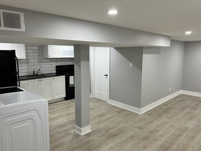 2 Fairglen Cres in Toronto, ON - Building Photo - Building Photo