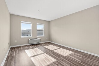 905 River Rd in Edgewater, NJ - Building Photo - Building Photo