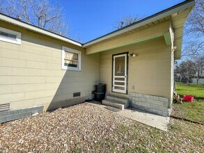 523 W Merriweather St in New Braunfels, TX - Building Photo - Building Photo