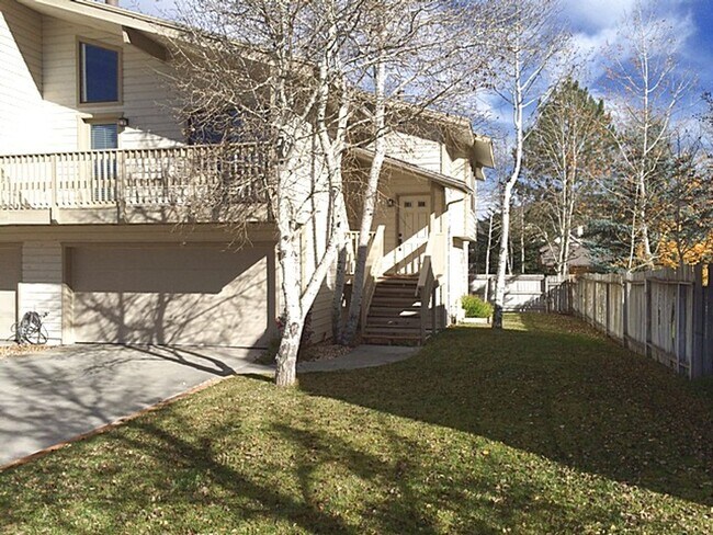 property at 2316 Calumet Cir