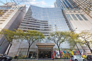 110 E Delaware Pl in Chicago, IL - Building Photo