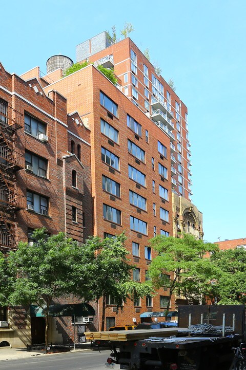 252 W 17th St in New York, NY - Building Photo