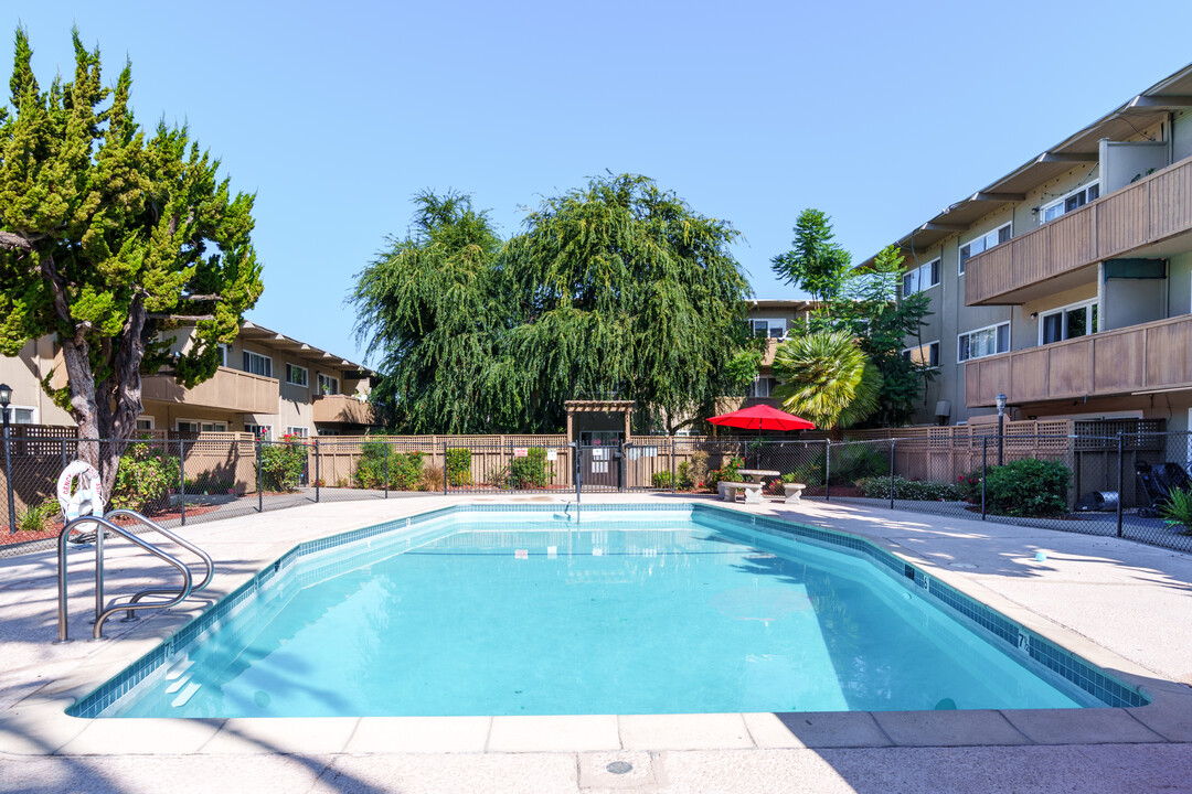 The Majestic Apartments in Hayward, CA - Building Photo