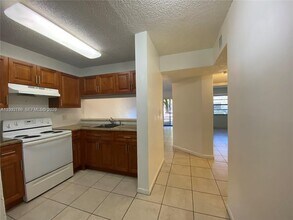 4033 Lakeside Dr in Tamarac, FL - Building Photo - Building Photo