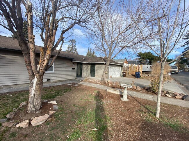 1123-1123 NW Elm Ave in Redmond, OR - Foto de edificio - Building Photo