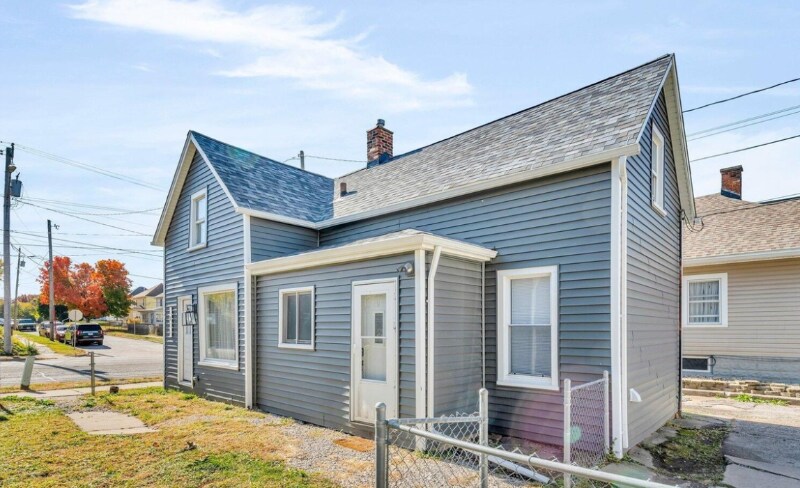 1011 19th Ave in Moline, IL - Building Photo