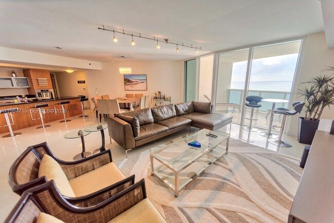 17201 Collins Ave, Unit 2104 in Sunny Isles Beach, FL - Foto de edificio - Building Photo