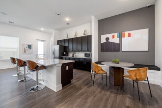 Moonlight Apartments in Austin, TX - Foto de edificio - Building Photo