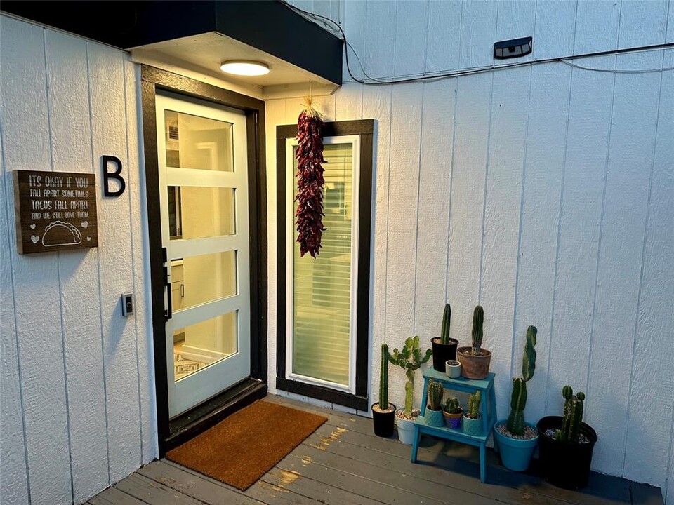 1308 Matthews Ln in Austin, TX - Building Photo