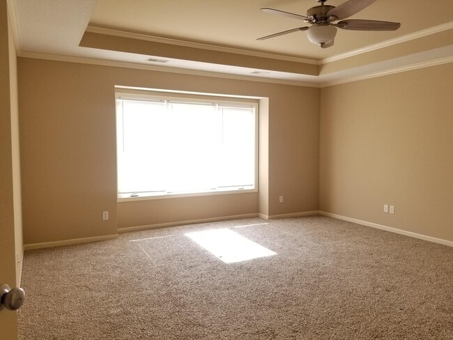 5701 NE Hidden Meadow Dr in Lee's Summit, MO - Foto de edificio - Building Photo