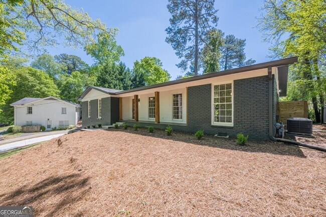 3350 Pine Meadow Rd NW in Atlanta, GA - Building Photo - Building Photo
