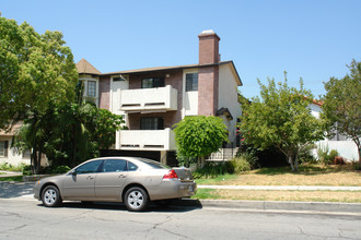 557 E Cypress Ave in Burbank, CA - Building Photo - Building Photo