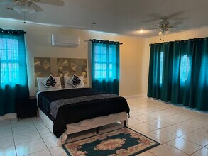 12840 SW 11th Pl in Davie, FL - Foto de edificio - Building Photo