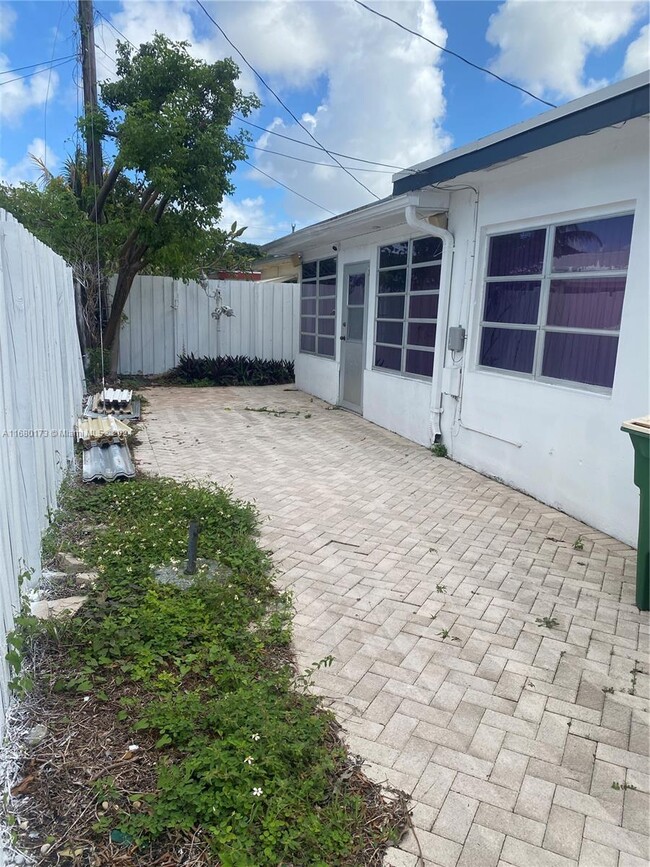 2605 NW 49th Ct in Fort Lauderdale, FL - Building Photo - Building Photo