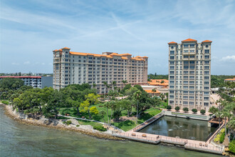 Sarasota Bay Club I & II in Sarasota, FL - Foto de edificio - Building Photo