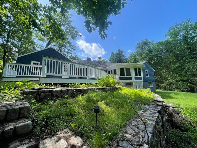 15 Plumtree Ln in Easton, CT - Building Photo - Building Photo
