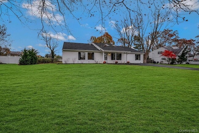 21 Crater Lake Dr in Coram, NY - Building Photo - Building Photo