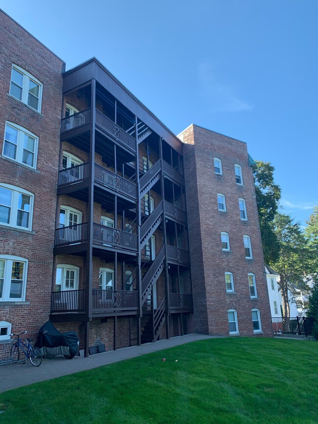69 Prospect St, Unit 26 in Northampton, MA - Foto de edificio - Building Photo