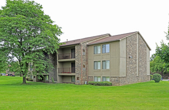 Green Hill Apartments in Farmington, MI - Building Photo - Building Photo