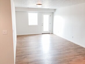 1333 Holton Dr, Unit Apartment 312 in Le Mars, IA - Building Photo - Building Photo