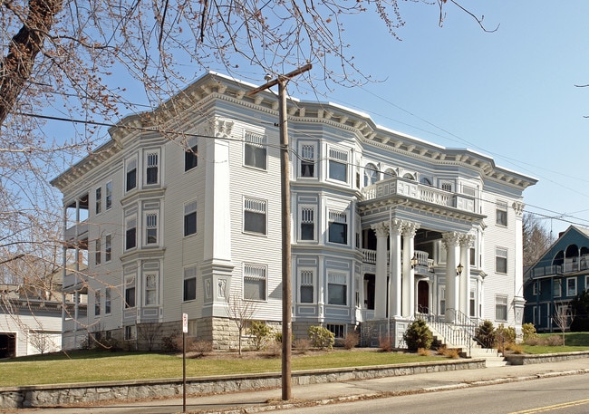 496 Hanover St in Manchester, NH - Foto de edificio - Building Photo