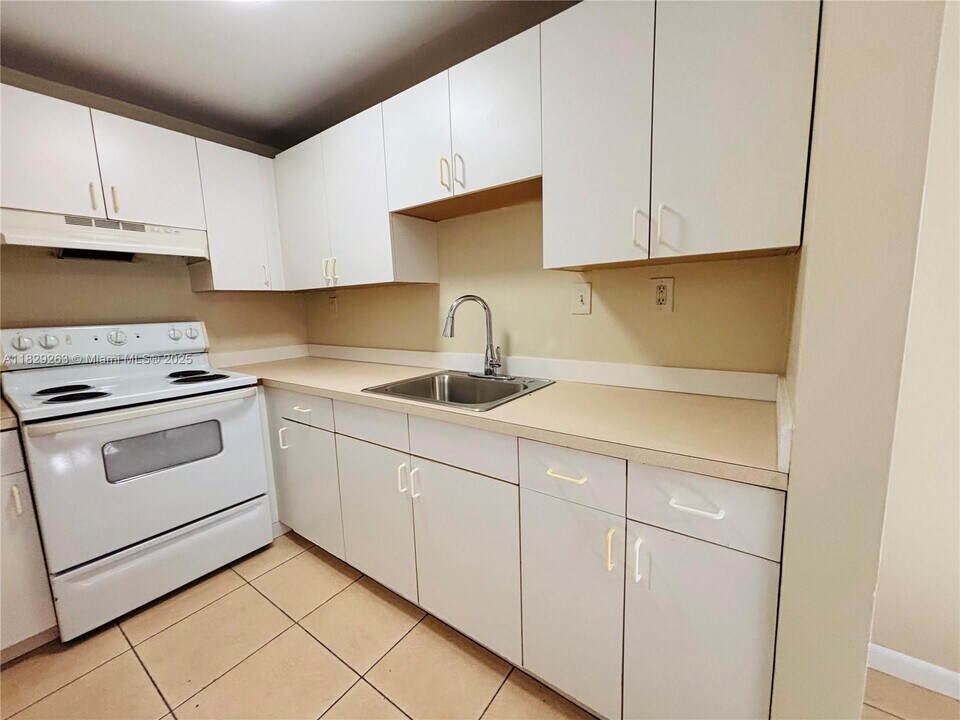 222 SW 9th St in Dania Beach, FL - Building Photo