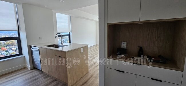 1488 Bertram St in Kelowna, BC - Building Photo - Building Photo