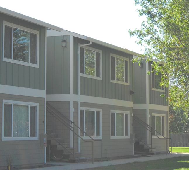 River Gardens Apartments in Anderson, CA - Building Photo