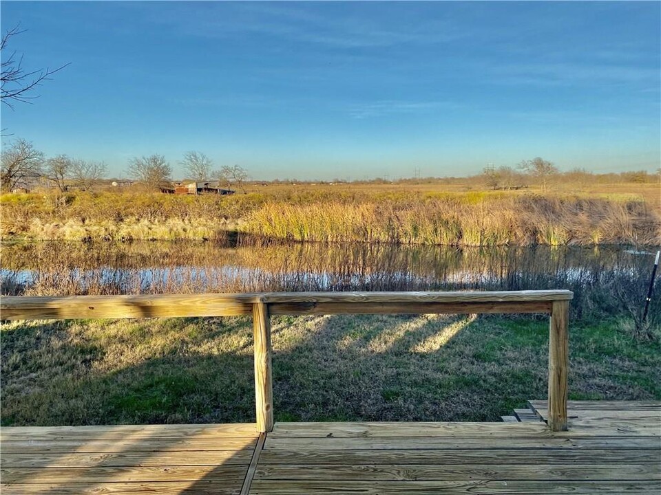 350 Co Rd 462 in Elgin, TX - Building Photo