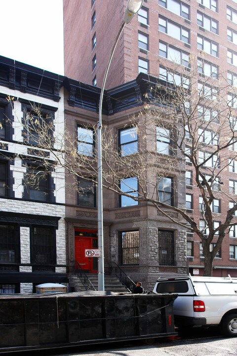 207 W 78th St in New York, NY - Building Photo