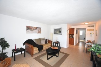 The Oasis by RAM Apartments in Oakland Park, FL - Foto de edificio - Building Photo