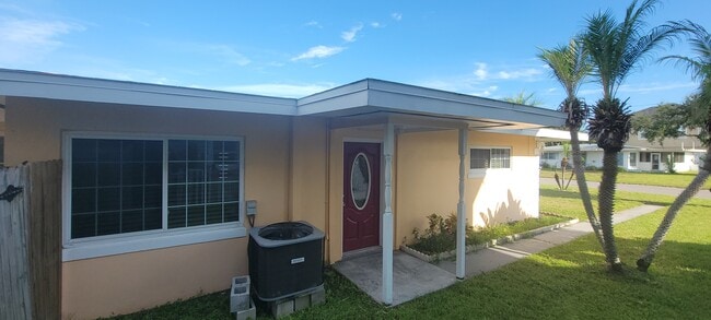 571 Trade Winds Dr in Dunedin, FL - Building Photo - Building Photo