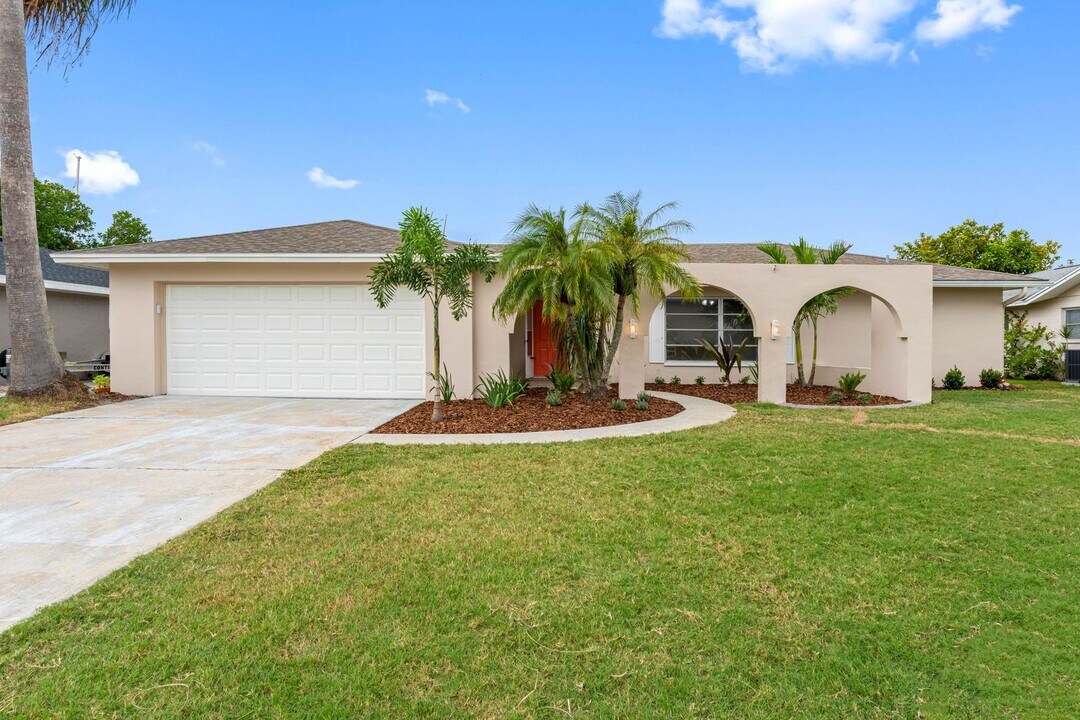 6438 Lake Sunrise Dr in Apollo Beach, FL - Building Photo