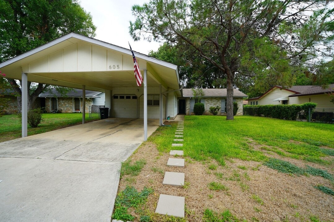 605 Maple Dr in Schertz, TX - Building Photo