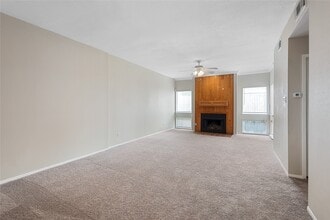 11211 Pembridge Dr in Houston, TX - Building Photo - Building Photo