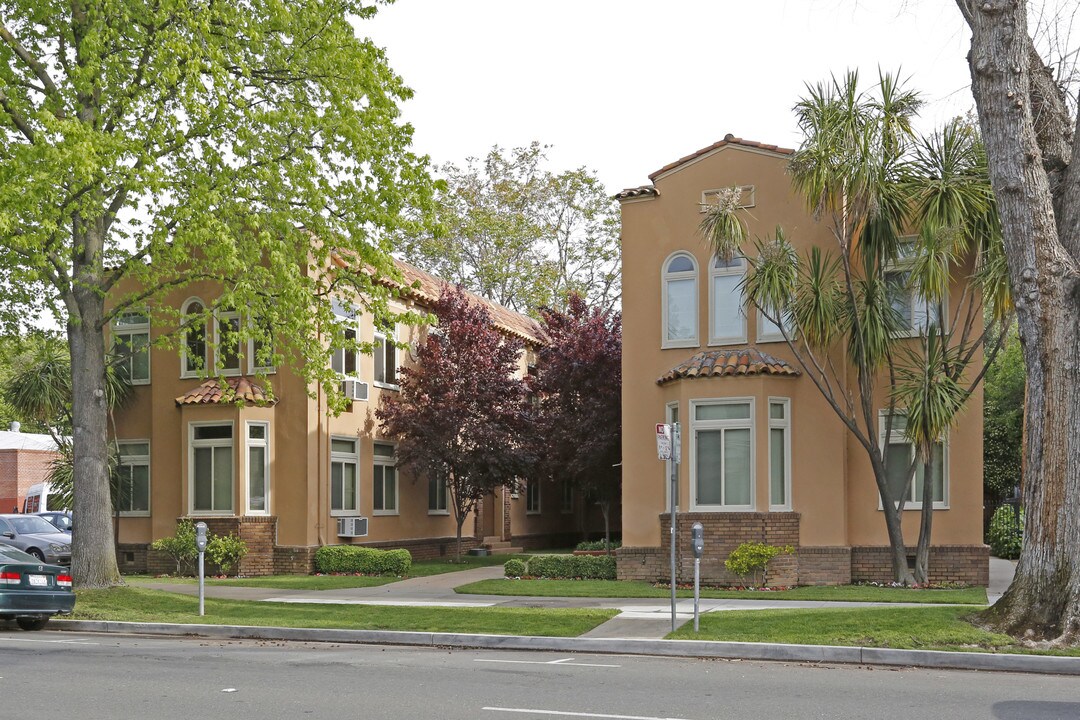 Courtyard Apartments in Sacramento, CA - Building Photo