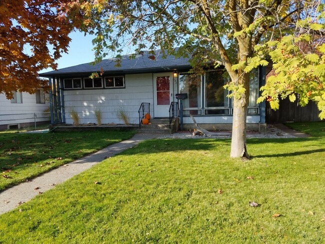 property at 122 W Amherst Ct