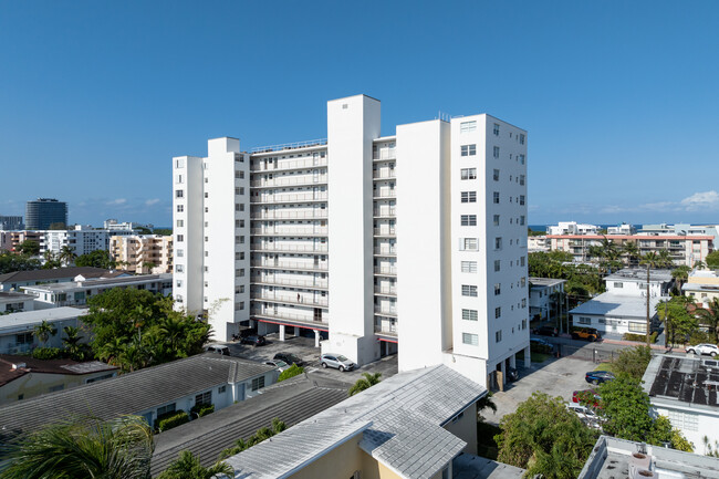 Byron Gardens Condominium in Miami Beach, FL - Building Photo - Building Photo