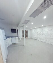 6134 Linden St, Unit Modern 2BR Semi-Basement in Ridgewood, NY - Foto de edificio - Building Photo