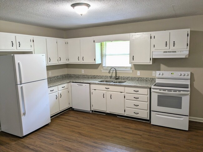 2003 Glisson Dr in Tunnel Hill, GA - Building Photo - Building Photo