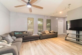 1571 SW 13th Dr in Boca Raton, FL - Foto de edificio - Building Photo