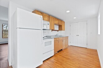 24 Stimson St in Kittery, ME - Building Photo - Building Photo