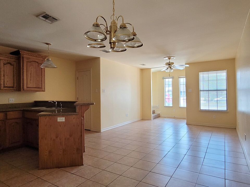 1402 W Kiwi Ave, Unit 3 in Pharr, TX - Building Photo